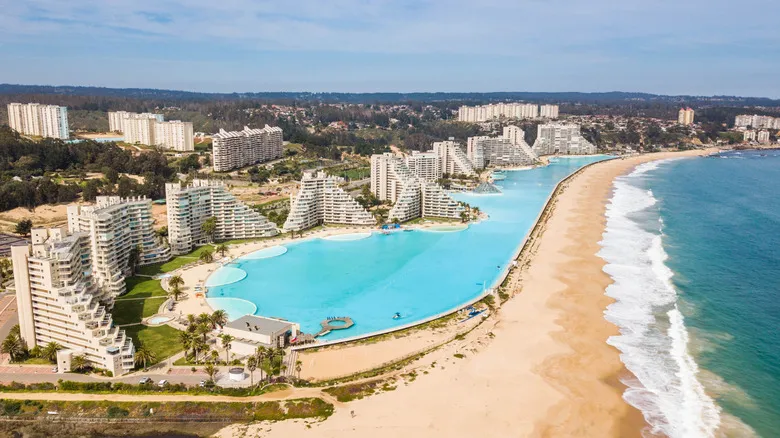 Algarrobo, Chile: Descubre la Piscina Más Grande del Mundo y Joyas de la Costa Central