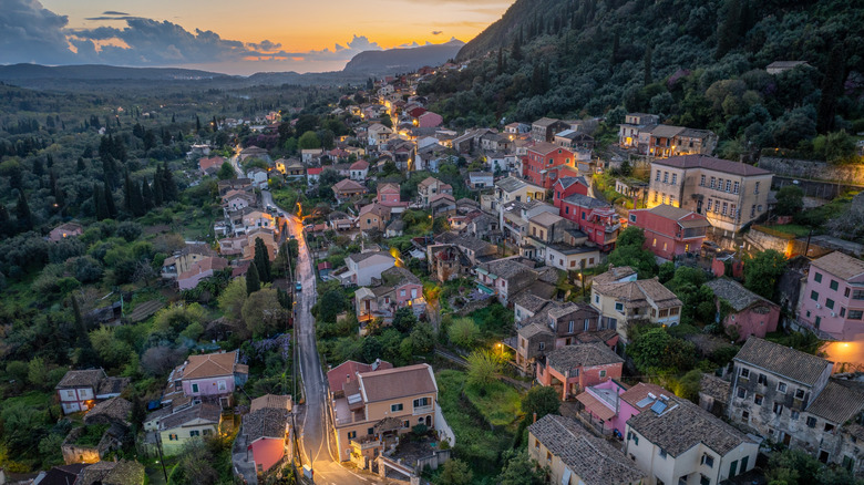 Ano Korakiana: El Pueblo Secreto de Corfú, Una Joya Escondida para la Paz