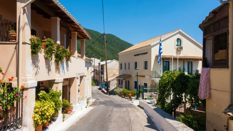 Ano Korakiana: El Pueblo Secreto de Corfú, Una Joya Escondida para la Paz