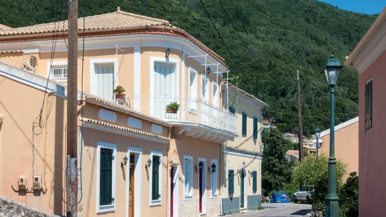 Ano Korakiana: El Pueblo Secreto de Corfú, Una Joya Escondida para la Paz