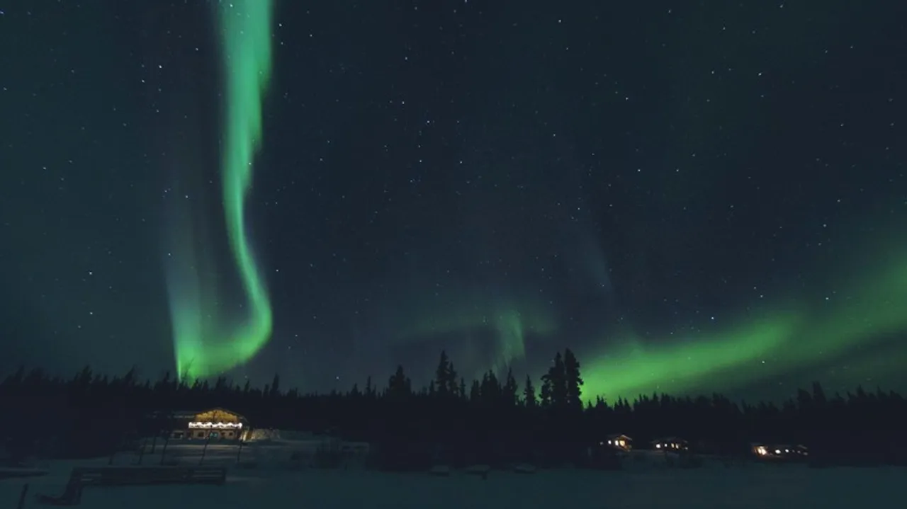 Aurora Boreal en Yukón: Guía Definitiva para Ver las Luces del Norte en Southern Lakes Resort