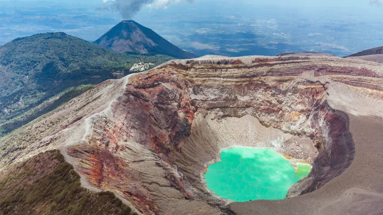 Aventura Volcánica en Centroamérica: Rutas de Senderismo Activas Imprescindibles