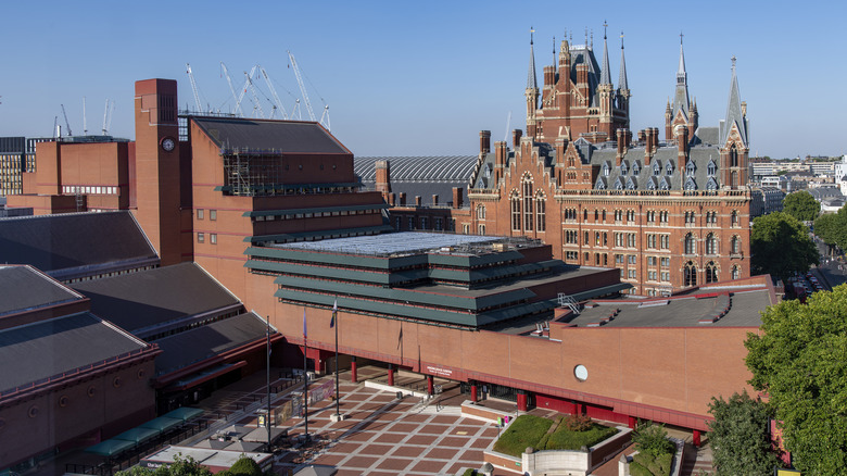 Biblioteca Británica: Un Tesoro Mundial de Historia, Literatura y Conocimiento en Londres