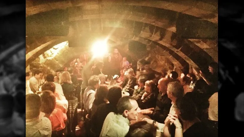 Cabarets de París: Descubre la Auténtica Belle Époque Más Allá del Moulin Rouge