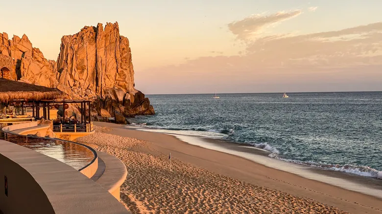 Cabo San Lucas de Lujo: Resorts Exclusivos y Alta Gastronomía en Baja California Sur