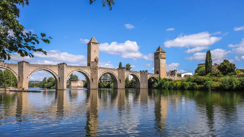 Cahors, Francia: La Joya Escondida del Malbec y la Historia Medieval en el Valle del Lot