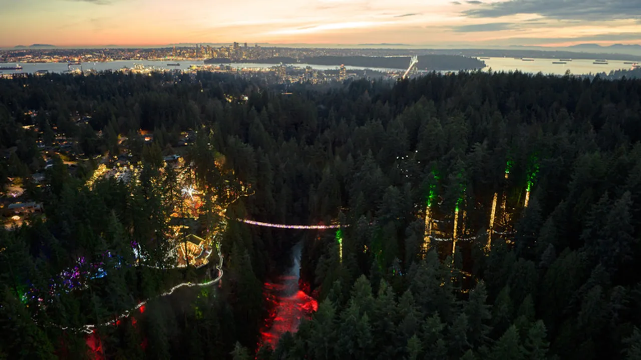 Canyon Lights en el Parque Puente Colgante de Capilano: Una Experiencia Navideña Inolvidable en Vancouver