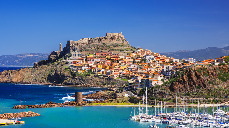 Castelsardo: El Encanto Eterno de un Pueblo Costero en Cerdeña | Guía Completa de Viaje
