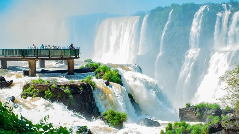 Cataratas del Iguazú: Guía Definitiva para Explorar la Maravilla Natural de Argentina y Brasil