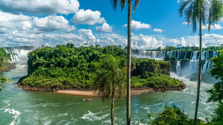 Cataratas del Iguazú: Guía Definitiva para Explorar la Maravilla Natural de Argentina y Brasil