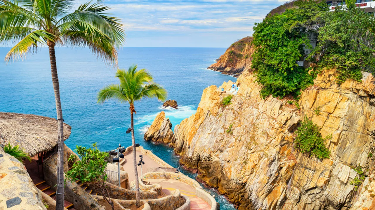 Clavadistas de La Quebrada en Acapulco: Una Tradición Emblemática de Audacia y Espectáculo