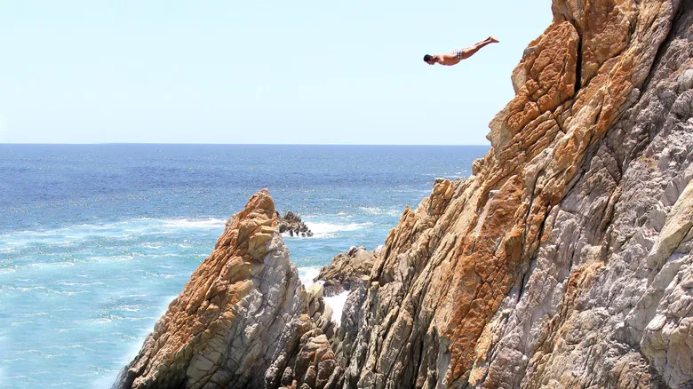 Clavadistas de La Quebrada en Acapulco: Una Tradición Emblemática de Audacia y Espectáculo