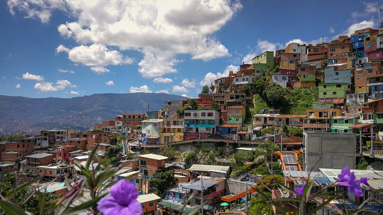 Comuna 13 Medellín: Un Icono de Transformación, Arte y Resiliencia Social en Colombia