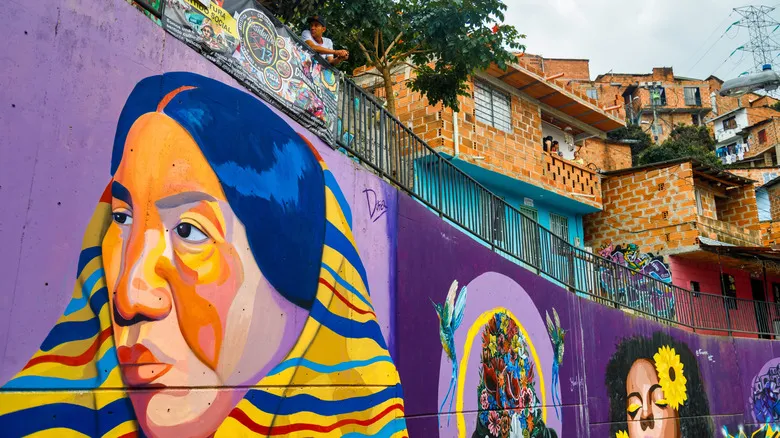 Comuna 13 Medellín: Un Icono de Transformación, Arte y Resiliencia Social en Colombia