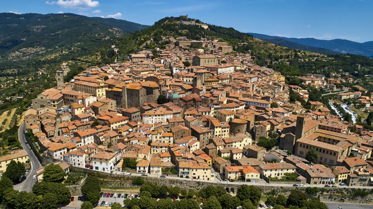 Cortona: La Joya Secreta de la Toscana – Vino, Atardeceres y Alma Medieval