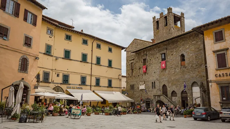 Cortona: La Joya Secreta de la Toscana – Vino, Atardeceres y Alma Medieval