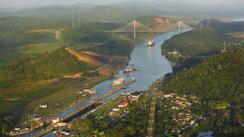 Cruceros por Centroamérica: Navega el Canal de Panamá y Explora la Biodiversidad de Costa Rica