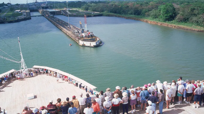 Cruceros por Centroamérica: Navega el Canal de Panamá y Explora la Biodiversidad de Costa Rica