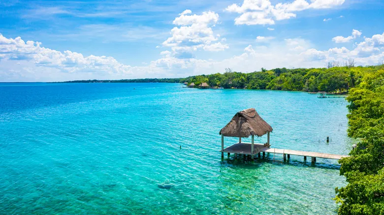 Descubre Bacalar: Un Paraíso Sostenible en la Laguna de los Siete Colores de México