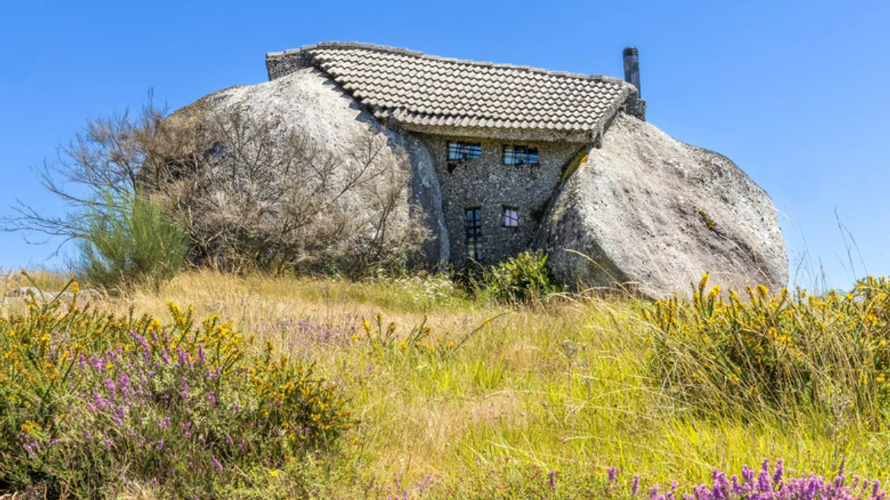 Descubre la Casa do Penedo: La Maravilla Arquitectónica Escondida de Portugal