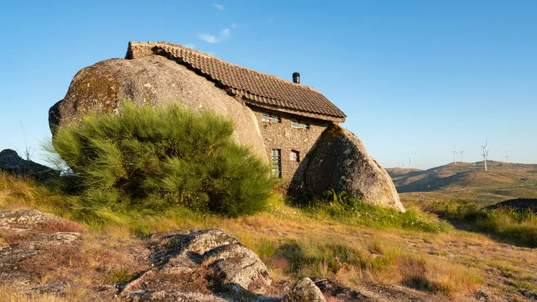 Descubre la Casa do Penedo: La Maravilla Arquitectónica Escondida de Portugal