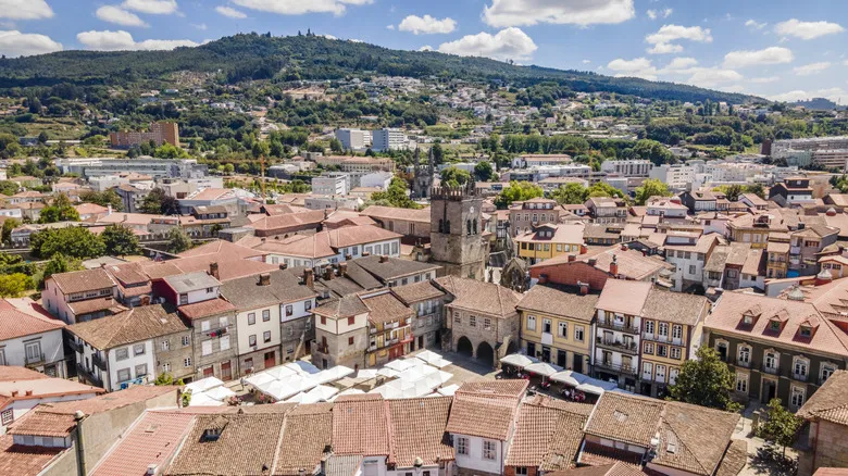 Descubre la Casa do Penedo: La Maravilla Arquitectónica Escondida de Portugal
