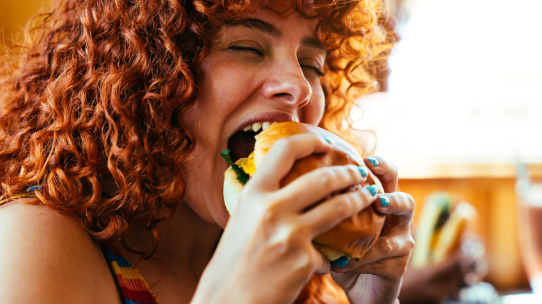 Descubre la Mejor Hamburguesa del Mundo: Un Viaje a Hundred Burgers en Valencia, España