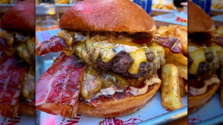 Descubre la Mejor Hamburguesa del Mundo: Un Viaje a Hundred Burgers en Valencia, España