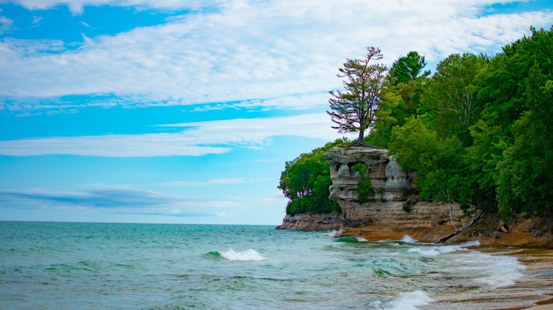 Descubre Pictured Rocks National Lakeshore: El Sendero Chapel Loop, Una Aventura Inolvidable en Michigan