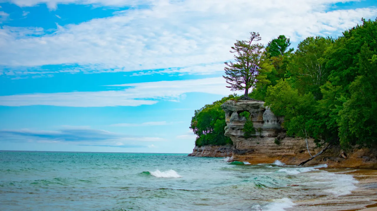Descubre Pictured Rocks National Lakeshore: El Sendero Chapel Loop, Una Aventura Inolvidable en Michigan