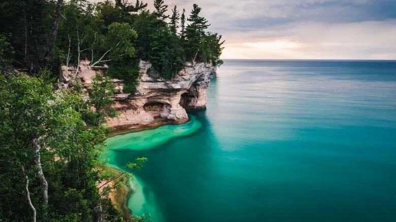 Descubre Pictured Rocks National Lakeshore: El Sendero Chapel Loop, Una Aventura Inolvidable en Michigan