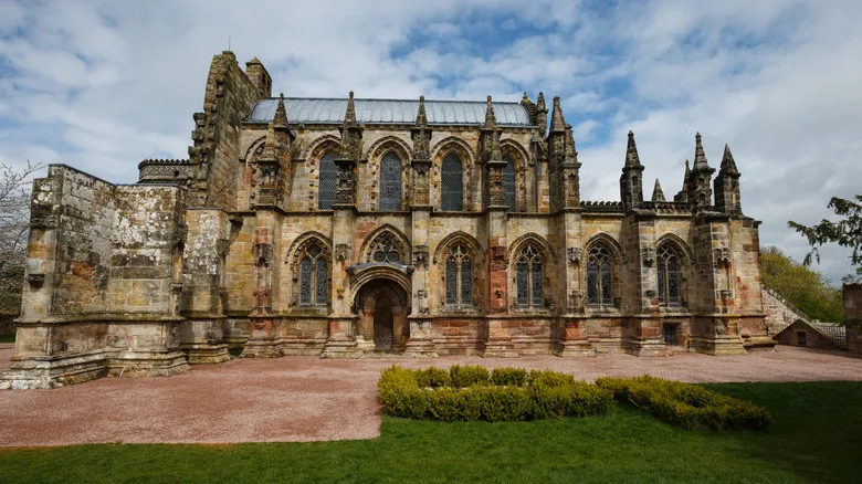 Descubre Roslin: Un Viaje a la Misteriosa Capilla Rosslyn y los Secretos de Escocia