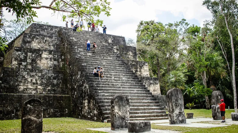 Descubre Tikal: Un Viaje al Corazón de la Civilización Maya en Guatemala
