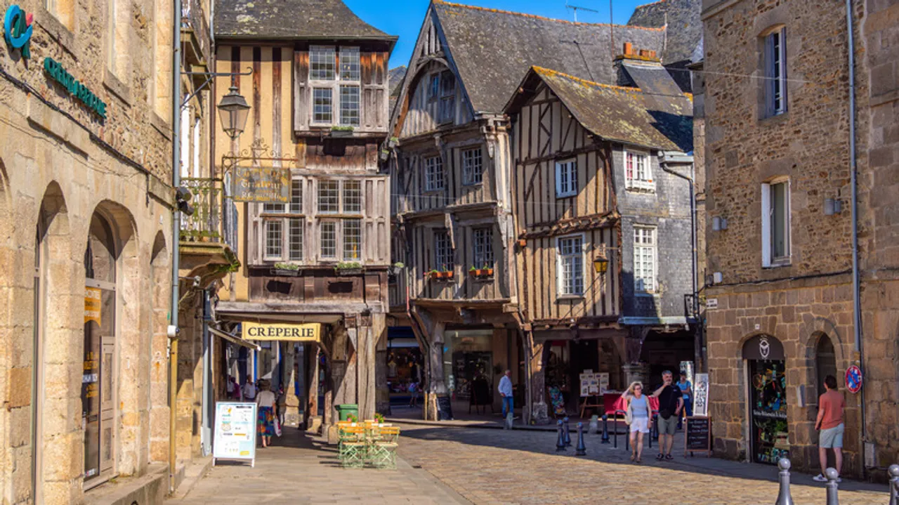 Dinan, Francia: Un Viaje Inolvidable al Corazón Medieval Preservado de Bretaña