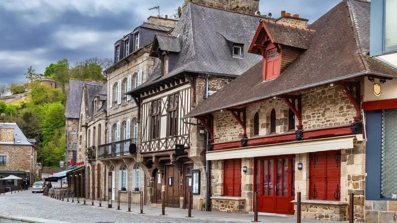 Dinan, Francia: Un Viaje Inolvidable al Corazón Medieval Preservado de Bretaña