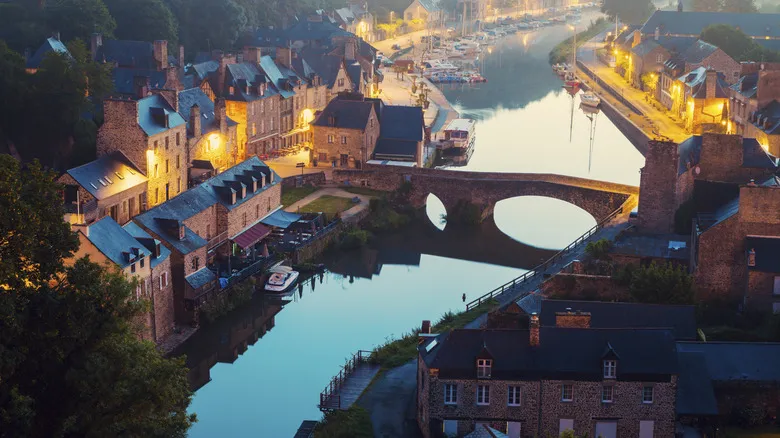 Dinan, Francia: Un Viaje Inolvidable al Corazón Medieval Preservado de Bretaña