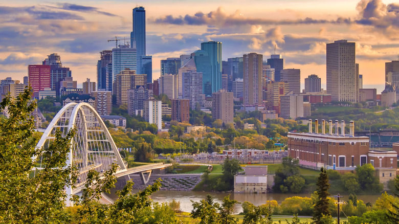 Edmonton: Descubre la Vibrante Capital de Alberta y su Conexión con la Naturaleza Salvaje Canadiense
