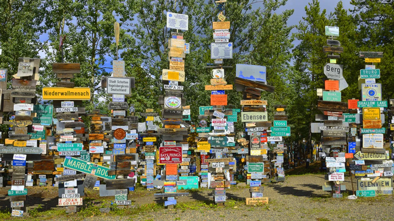 El Bosque de Postes Señalizadores de Watson Lake: Un Hito Global de Recuerdos y Distancias