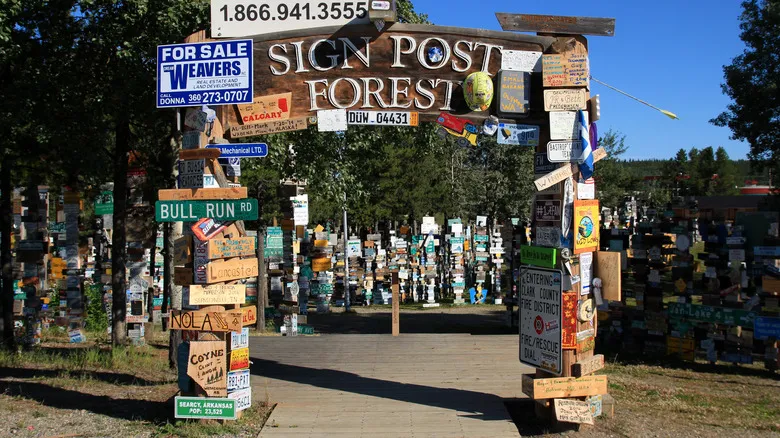 El Bosque de Postes Señalizadores de Watson Lake: Un Hito Global de Recuerdos y Distancias