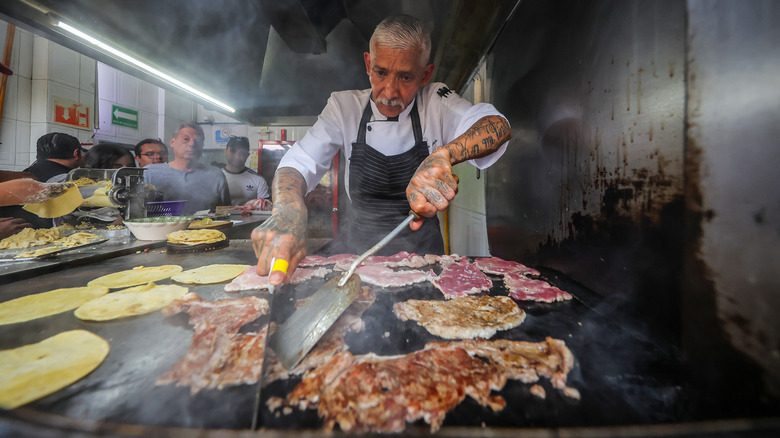 El Califa de León: La Única Taquería con Estrella Michelin y el Arte de la Gaonera