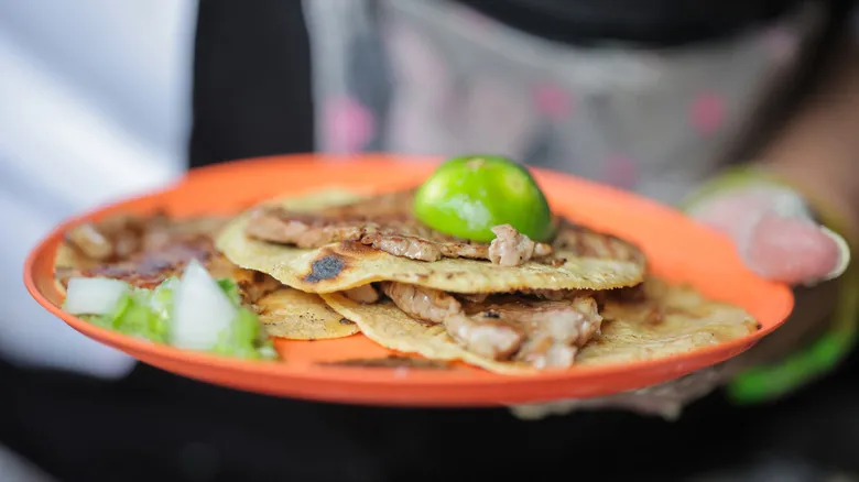 El Califa de León: La Única Taquería con Estrella Michelin y el Arte de la Gaonera