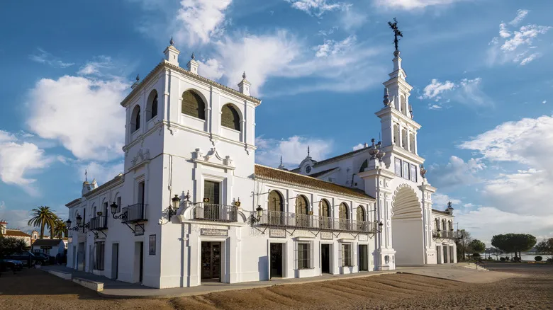 El Rocío: Un Pueblo Único de España con Arenas, Caballos y Tradición Flamenca