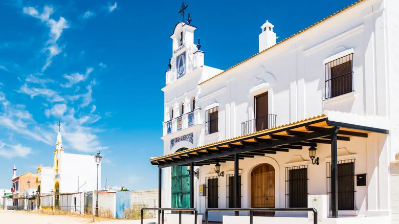 El Rocío: Un Pueblo Único de España con Arenas, Caballos y Tradición Flamenca
