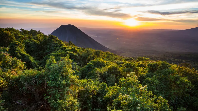 El Salvador: Descubre un Tesoro Centroamericano de Volcanes, Playas y Cultura Vibrante