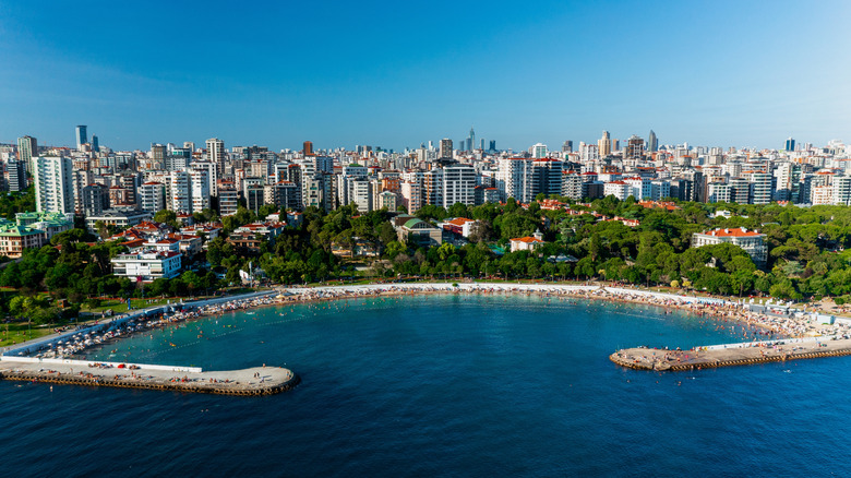 Estambul: Más Allá de sus Mezquitas, un Paraíso de Playas Inesperadas en la Ciudad
