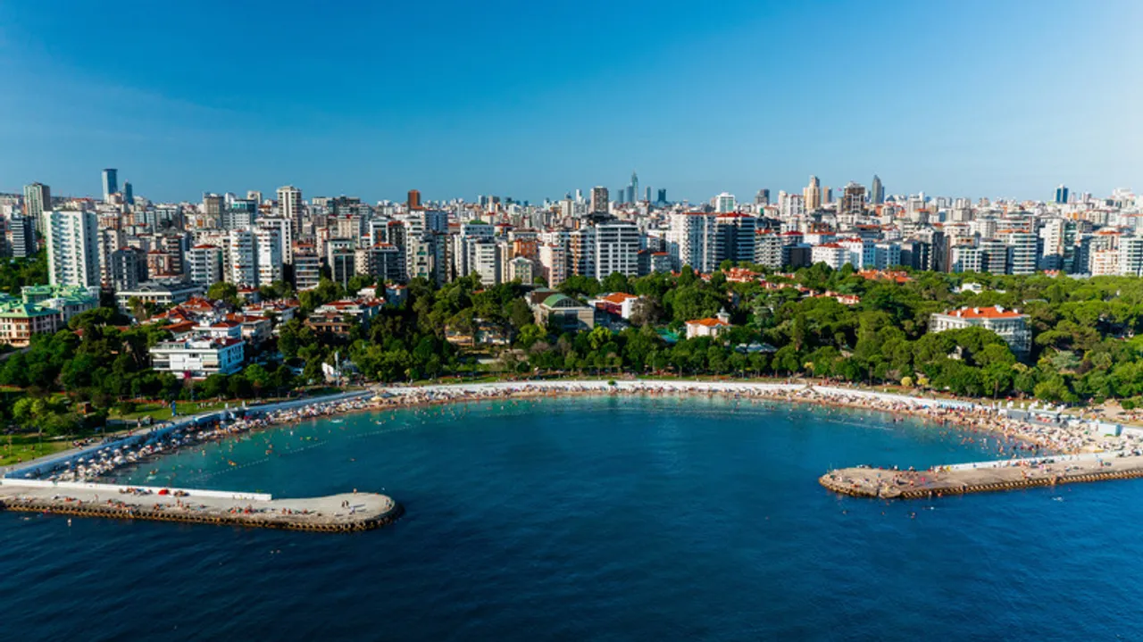 Estambul: Más Allá de sus Mezquitas, un Paraíso de Playas Inesperadas en la Ciudad