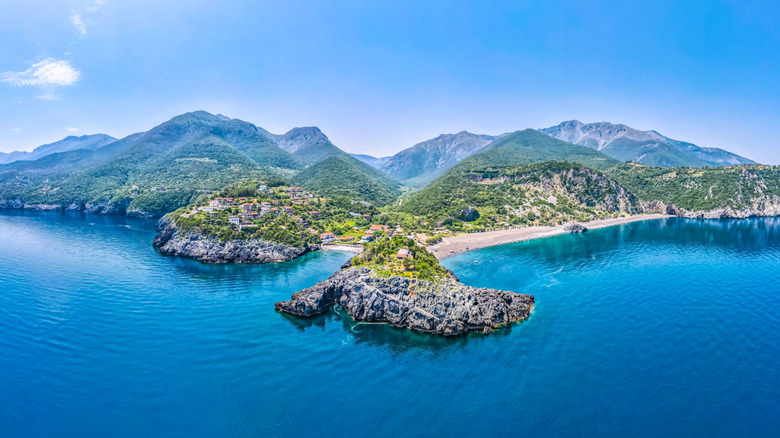 Evia: La Isla Griega Olvidada, Un Oasis de Tranquilidad y Belleza Natural