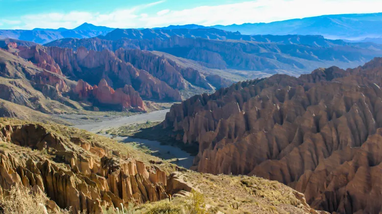 Explora el Valle de la Luna en Bolivia: Un Paisaje Andino Inigualable