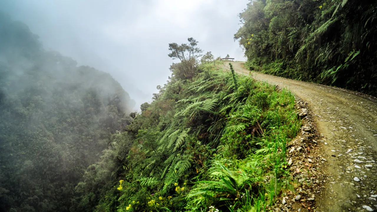 Explora la Carretera de la Muerte en Bolivia: Adrenalina y Paisajes Andinos Inolvidables