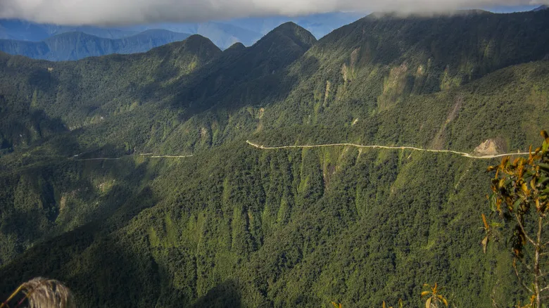 Explora la Carretera de la Muerte en Bolivia: Adrenalina y Paisajes Andinos Inolvidables
